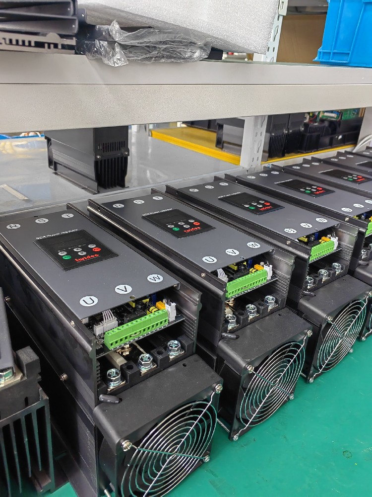 给电力调整器建设的保险丝频仍熔断，怎么判断是设备过载还是保险丝规格不合？
